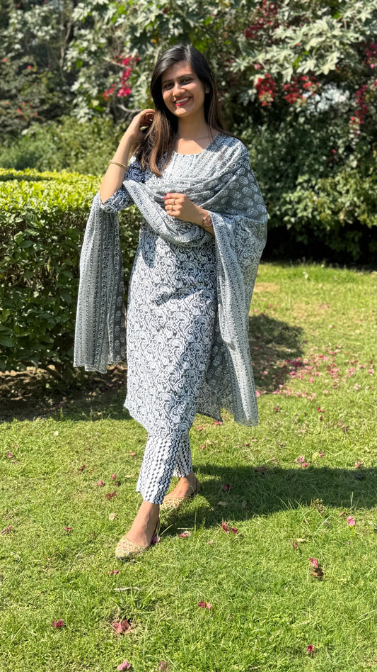 Beautiful Paisley Print Kurta Set